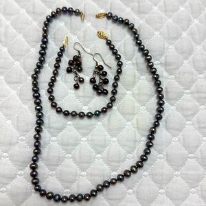 Black Pearl Set
Necklace, bracelet and dangling earrings 
Fresh water pearls